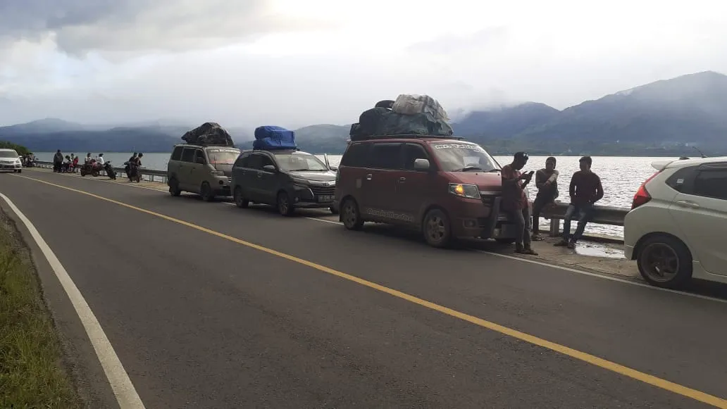 Istirahat di tepian Danau Singkarak Sumbar